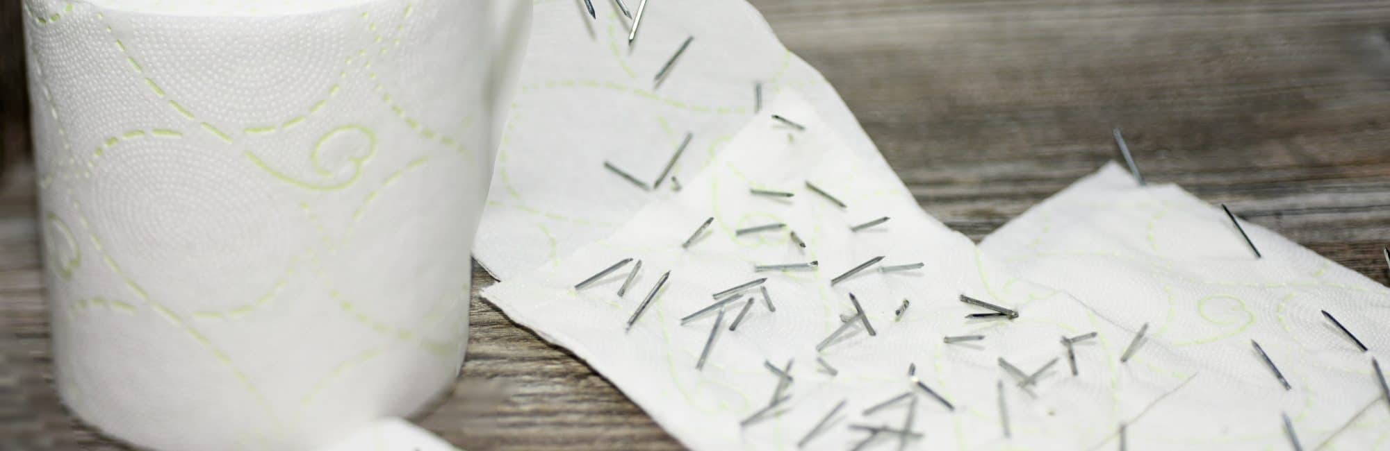 papier toilette avec des aiguilles