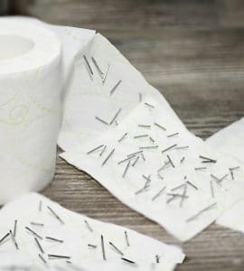 papier toilette avec des aiguilles