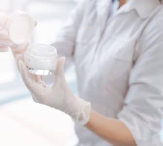 Infirmière avec de la crème