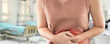 Femme ayant le syndrome de l'intestin irritable
