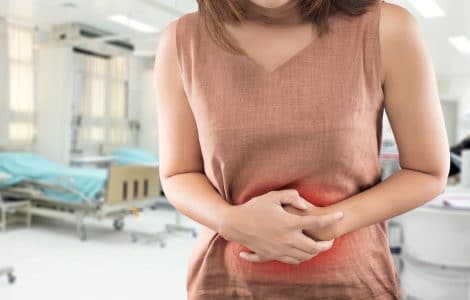 Femme ayant le syndrome de l'intestin irritable
